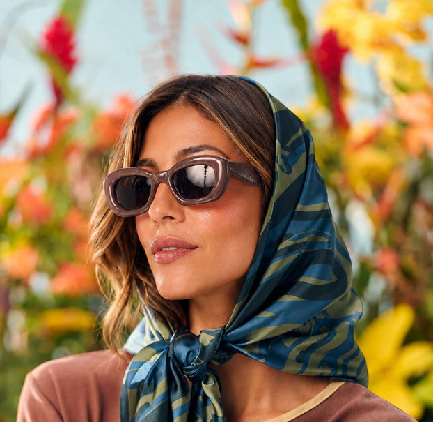 Modelo con pañuelo Scarfme y lentes de sol