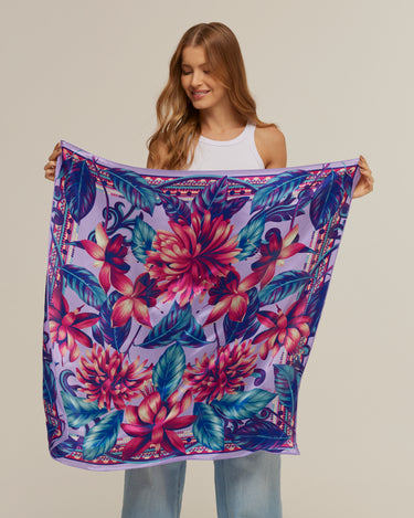 Pañuelo Flor Flamingo - Satén de Seda/ 90x90 - Scarfme | Bufandas, Pañuelos, Chales, Turbantes