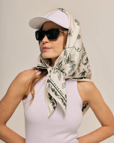 Pañuelo Bandana Gloriosa Off White - Satén de Seda/ 90x90 - Scarfme | Bufandas, Pañuelos, Chales, Turbantes