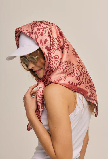 Pañuelo Jaguatirica do Cerrado- Satén de Seda/ 65x65 - Scarfme | Bufandas, Pañuelos, Chales, Turbantes