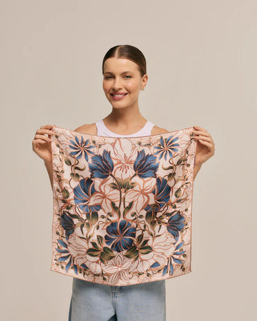 Pañuelo Marble Flowers - Satén de Poliéster/ 50x50 - Scarfme | Bufandas, Pañuelos, Chales, Turbantes