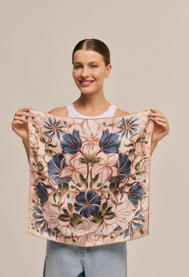 Pañuelo Marble Flowers - Satén de Poliéster/ 50x50 - Scarfme | Bufandas, Pañuelos, Chales, Turbantes