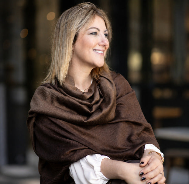 Bufanda de cashmere café Scarfme sobre los hombros de una modelo